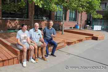 Het kostte een maand werk en zo’n 2.000 schroeven, maar vrijwilliger Piet (73) heeft voor nieuwe schooljaar zijn podium klaar