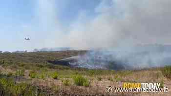Incendi, Roma ovest ancora fiamme: chiusa pista a Fiumicino. Rogo anche a Tor Carbone. Odore di bruciato in città