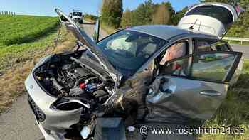 Folgenschwerer Unfall auf B15 bei Rechtmehring: Auto kracht frontal in Transporter