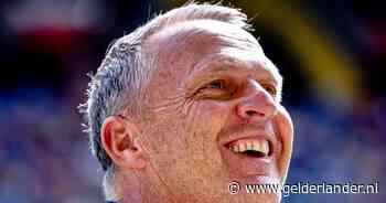 Trainer Van den Brom ziet populariteit Vitesse: ‘Voorbije dagen al 50 spelers aangeboden’