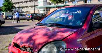 Vernield, geen kenteken en rondom onkruid: waarom weesauto’s toch blijven staan