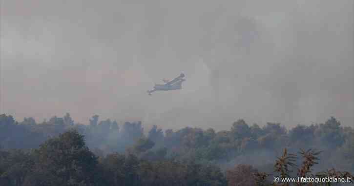 Maxi incendio vicino a Fiumicino, traffico in tilt sulle piste dell’aeroporto per consentire di spegnere le fiamme – Video