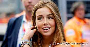 Waar de bijzondere tekst op de armband van Alexia naar verwijst, laat zich wel raden