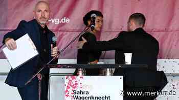 Wagenknecht mit Farbe bespritzt