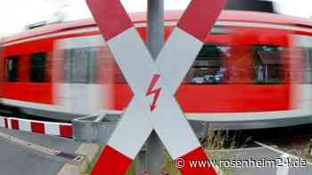 Haltesignal an unbeschranktem Bahnübergang übersehen: Auto bei Ramerberg von Zug erfasst