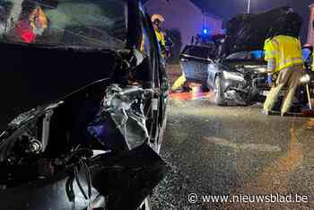 Bestuurder zwaargewond na ongeval met politievoertuig, ook twee agenten naar ziekenhuis