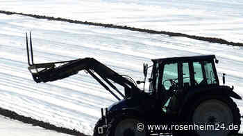 Überholmanöver über Gehweg: Autofahrerin kracht in Oberbayern in Transportgabel von Traktor