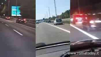 Code chilometriche in corsia d'emergenza verso l'aeroporto di Fiumicino per risparmiare sul parcheggio