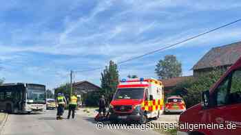 Motorradfahrer kollidiert in Utting mit einem Bus