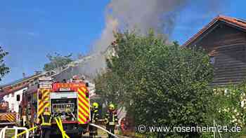 Feuer in Emmerting: Dachgeschoss von Einfamilienhaus in Flammen