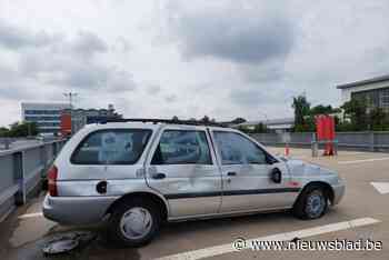 Politie laat beschadigd en gevandaliseerd voertuig op parking Zandpoortvest weghalen