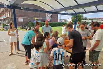 Ouders en leerlingen lopen al binnen bij basisschool De Vleugel