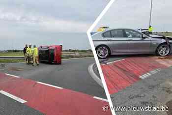 Auto belandt op zijn zijde na botsing: twee personen gewond