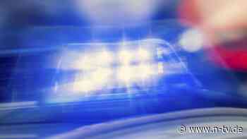 Drei Personen in Lebensgefahr: Frau attackiert fünf Menschen auf Busfahrt in Siegen