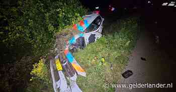 Politiewagen crasht tijdens spoedrit in Winterswijk: twee agenten gewond