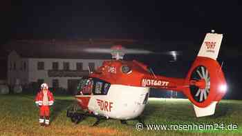 Junge Frau liegt neben Straße – Rettungshubschrauber im Einsatz