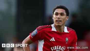 Morecambe sign Salford forward Dackers on loan
