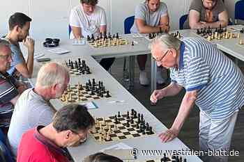 Einer gegen 15 Kontrahenten am Schachbrett