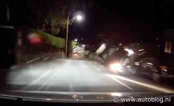 Video: onoplettende automobilist klapt geparkeerde auto