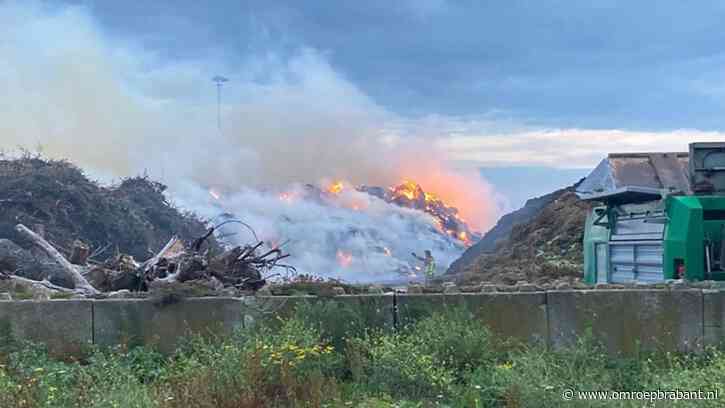 Berg hooi vliegt in brand: 'Sluit ramen en deuren tegen de stank'
