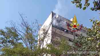 Incendio al Laurentino: anziana salvata dal figlio