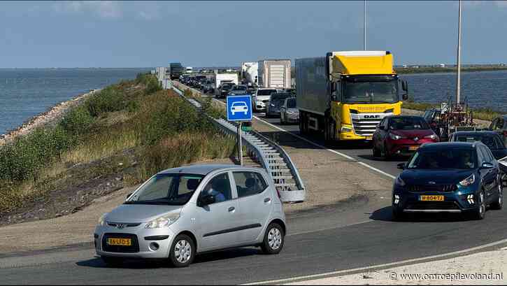 Lelystad - Lange file op Markerwaarddijk tijdens bootbeurs Hiswa te Water