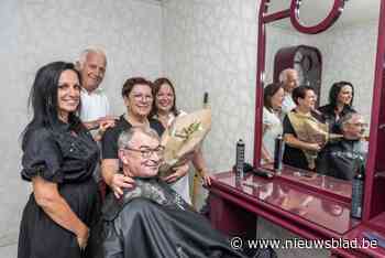Kapster Nelly (69) neemt na 51 jaar op bijzondere manier afscheid: “Mijn eerste klant is ook mijn laatste”