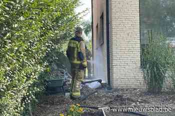 Vuilnisbak vat vuur: passanten blussen brandje