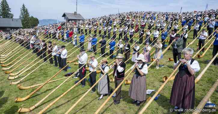 Mehr als 1000 Alphörner für Weltrekord auf Schweizer Wiese