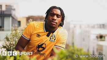 Cambridge sign Bolton striker Nlundulu on loan