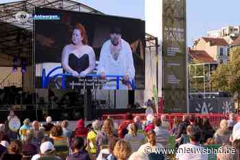 Honderden mensen verzamelen op Sint-Jansplein voor operavoorstelling van Mozart