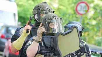 Reporter hörte mehrere Knalle: SEK-Beamte erschießen bewaffneten Mann in Berlin