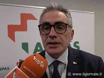 "Ho sentito il botto". Pregliasco parla di Covid, dal pubblico lanciano un sasso