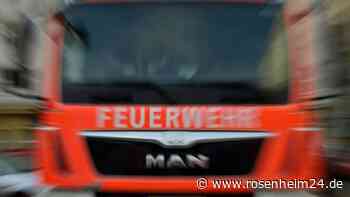 Mehrfamilienhaus in Rottach-Egern brennt lichterloh – Feuerwehr muss Bewohner retten