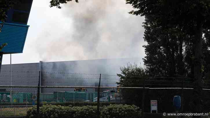Brand woedt in loods van afvalverwerker, rook te zien boven snelweg A17
