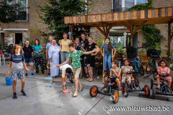 Ecologische fietsenstalling in Groen Kwartier gebouwd door de buurt: “Timmeren met alle buren in de Maakfabriek, zo leuk!”