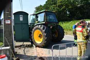 Tractor botst tegen elektriciteitscabine: enkele huizen zonder stroom