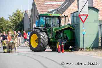 Tractor botst tegen elektriciteitscabine: honderdtal woningen zonder stroom