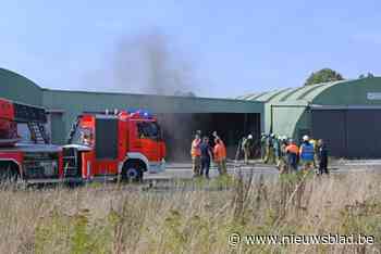 Brandweer rukt uit naar vliegveld voor brand in vliegtuigloods