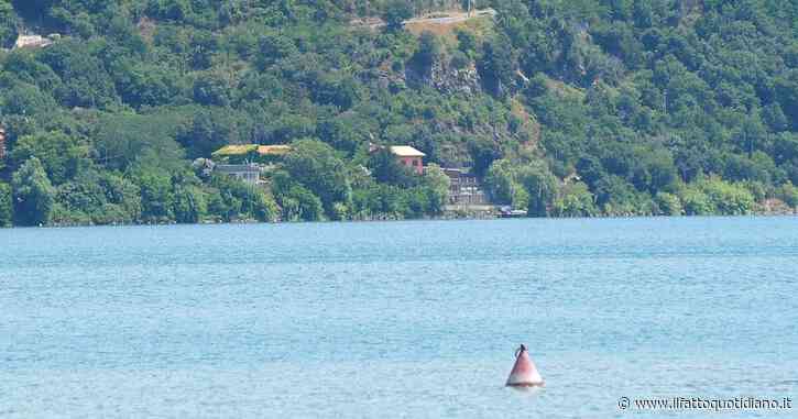 Si tuffano nel lago di Castel Gandolfo ma non riemergono dall’acqua: scomparsi due ragazzi. Avevano noleggiato un pattino