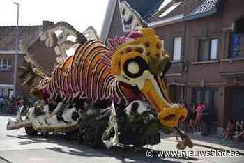 In de zon badend Corso met veel minder bloemen kan rekenen op duizenden toeschouwers: “Wagenbouwers hebben het goed opgelost”