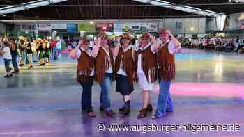 Über 300 Line Dancer feiern eine Sommerparty in der Eishalle Bad Wörishofen