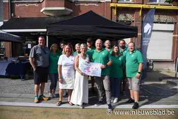 Buurtcomité Lutterzele schenkt tent aan Huis aan de Schelde