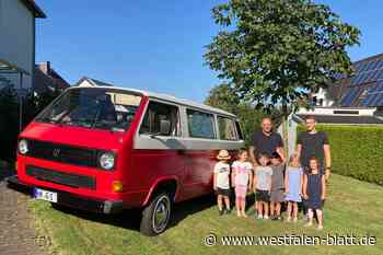 Kinder dürfen T3 Oldtimer-Bulli beim Siedlungsflohmarkt in Brakel bemalen