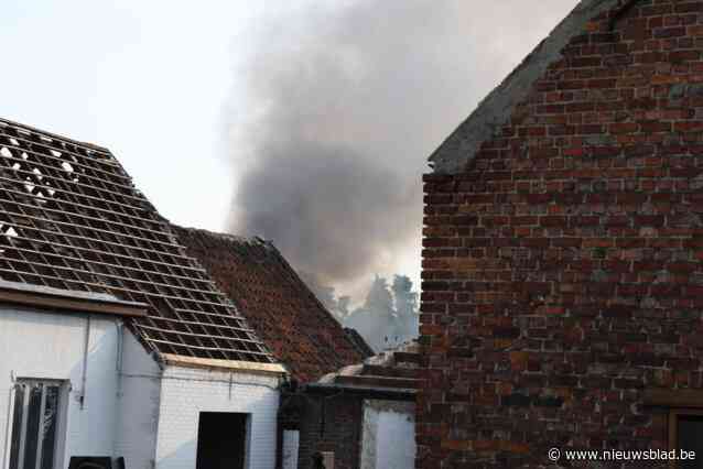 Uitslaande brand in twee stallen met asbest in dak: giftige stof komt vrij door hitte