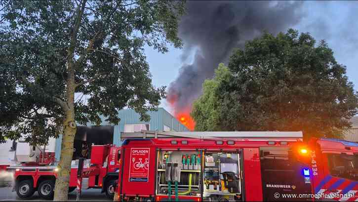 Almere - Grote brand in bedrijfspand in Almere Buiten