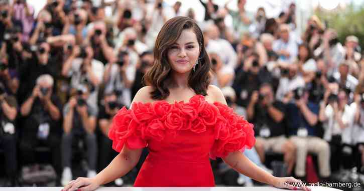 Selena Gomez überrascht Highschool-Volleyballerinnen