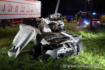 Auto ramt geparkeerde oplegger, bestuurder in levensgevaar