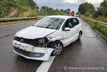 Auto tegen vangrail op E313: een gewonde