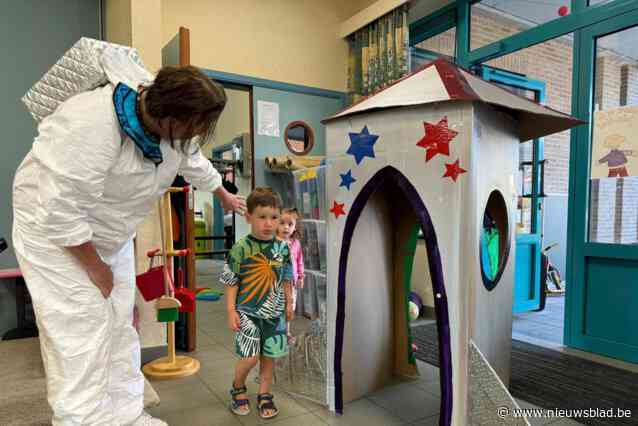 Eerste schooldag gestart met ruimtevaarders, overal klaprozen en nieuwe directeur: “De raket is vertrokken”